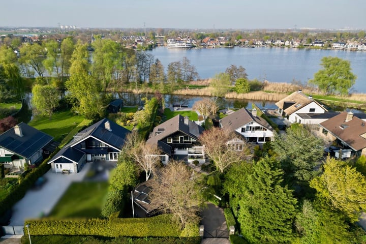Binnenmaasoever 18 in Maasdam