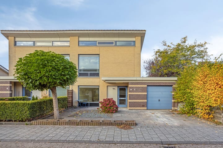 Photo of property Bizetstraat 2, Oud-Beijerland