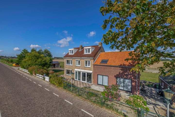 Bloemendaalse Zeedijk 43 in Zevenbergschen Hoek