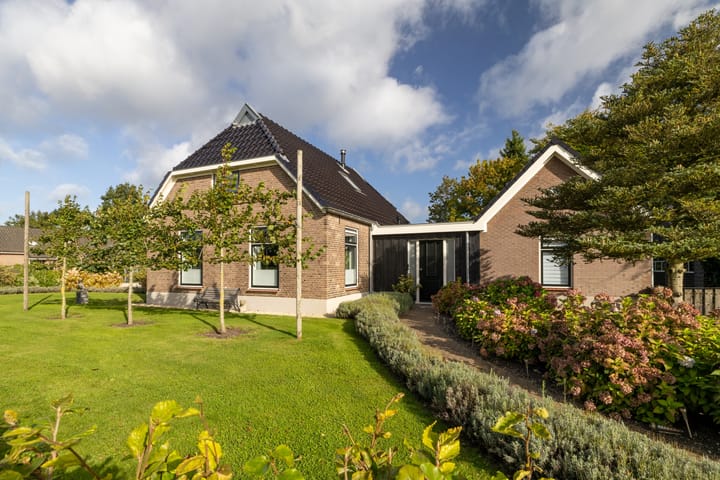 Bloemendaalseweg 10 in Emst