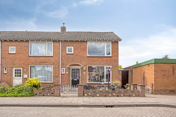 Bloemenoordplein 22 in Waalwijk