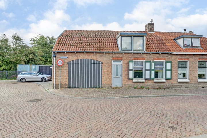 Bonifaciusstraat 1 in Kwadendamme foto