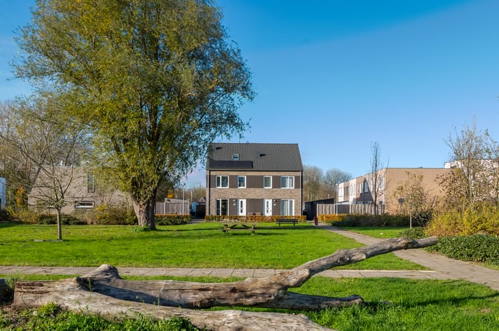 Bosgouw 318 in Almere foto