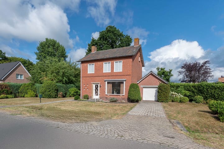 Photo of property Bovenstraat 76, Hoeven