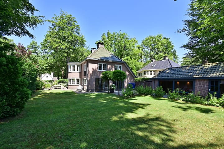 Photo of property Brediusweg 84, Naarden