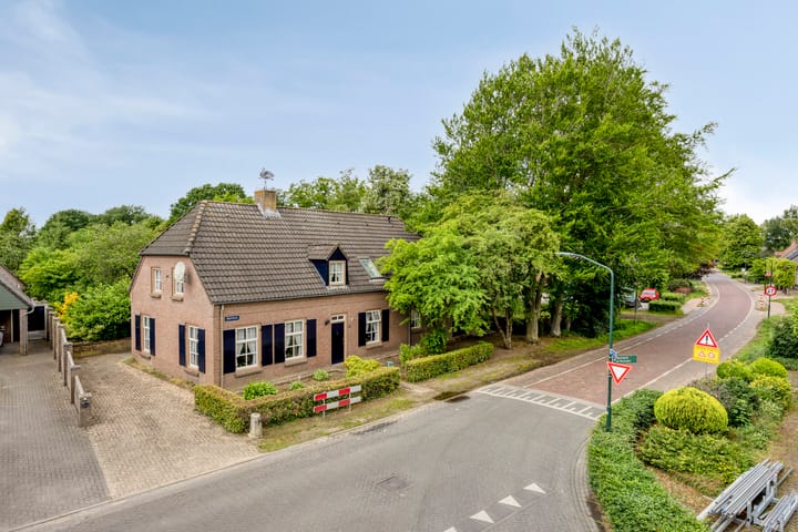 Breestraat 1 in Hoogeloon
