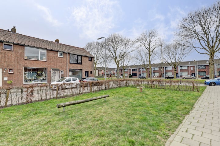 Photo of property Breitnerstraat 66, Zwijndrecht