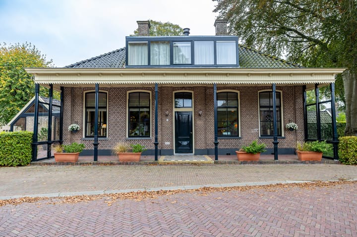 Brinkstraat 1 in Vries