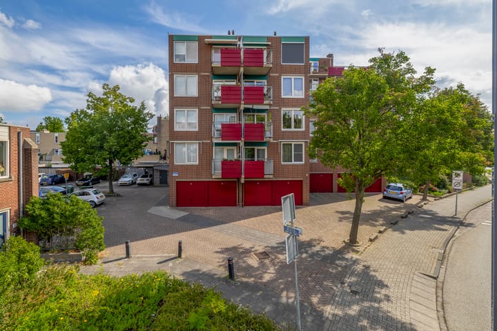 Buis 133 in Maassluis photo