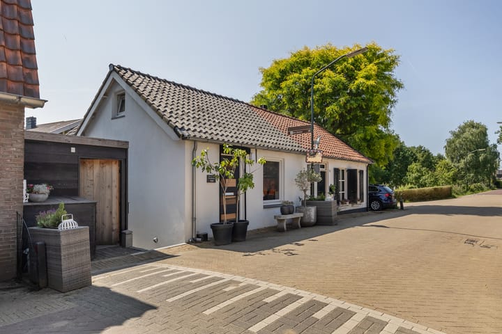 Buitendijk 102 in Hank