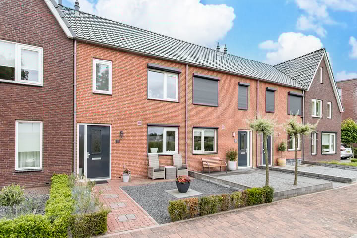 Buitenwaard 10 in Wijk en Aalburg