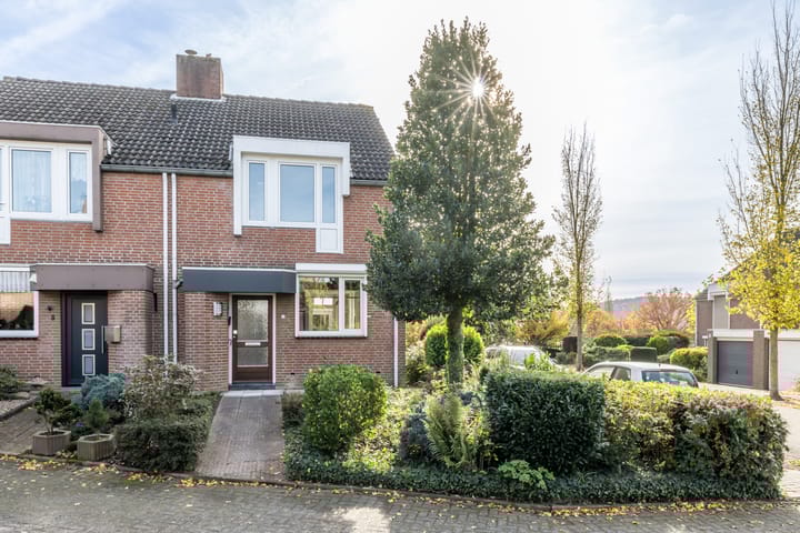 Burg. Baron van Hövellstraat 1 in Wijlre