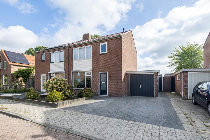 Burg.Bosch Bruiststraat 22 in Nieuwleusen