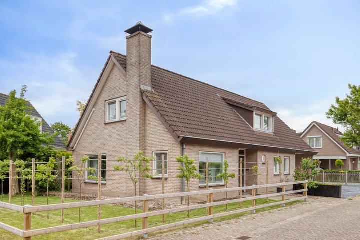 Burg. Hendrik Wolferthof 35 in Hoek foto