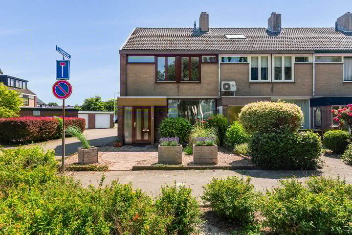 Photo of property Burg Henrylaan 70, Numansdorp
