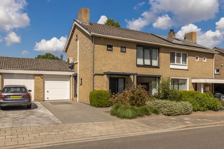 Photo of property Burg. Lünenschlossstraat 11, Sittard