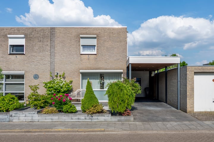 Photo of property Burg. Onlandstraat 2, Born