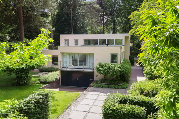 Burg. Roosmale Nepveulaan 16 in Apeldoorn