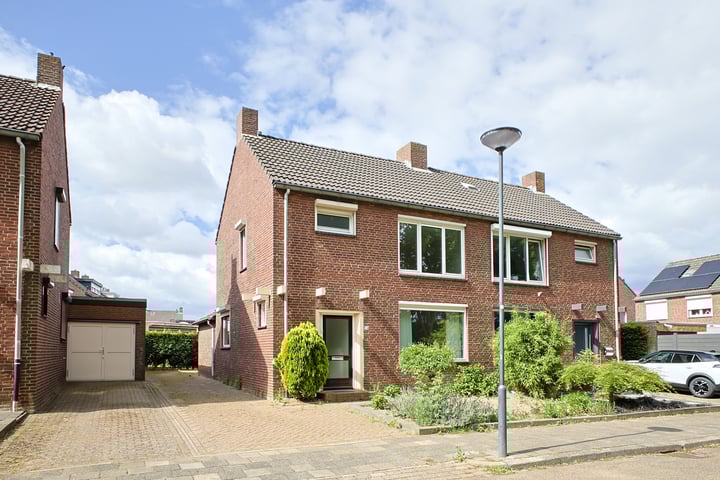Burg. van Boxtelstraat 24 in Limbricht foto