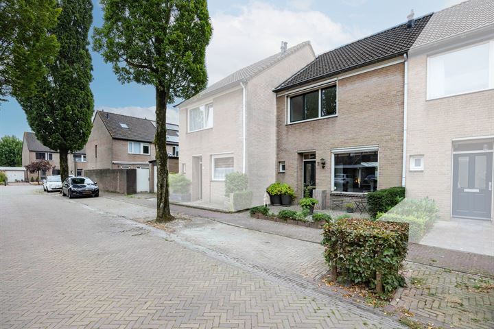 Burg. Van den Oeverstraat 3 in Haaren