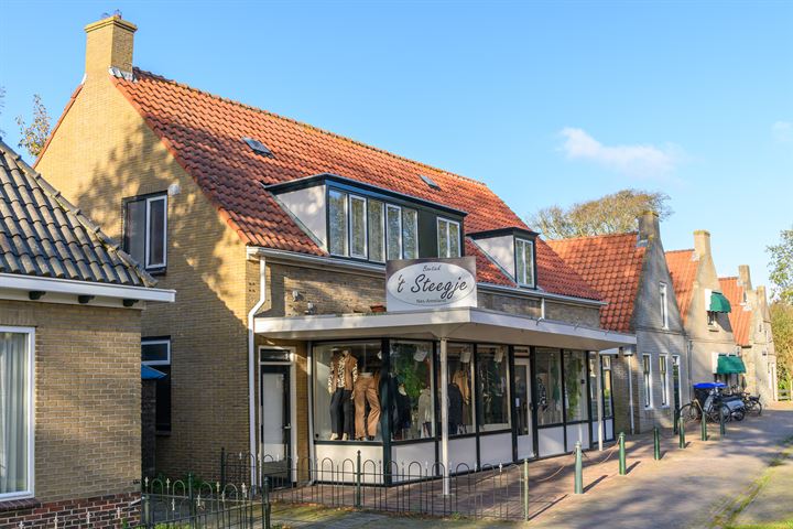 Burgemeester Bolomeijweg 1 in Nes