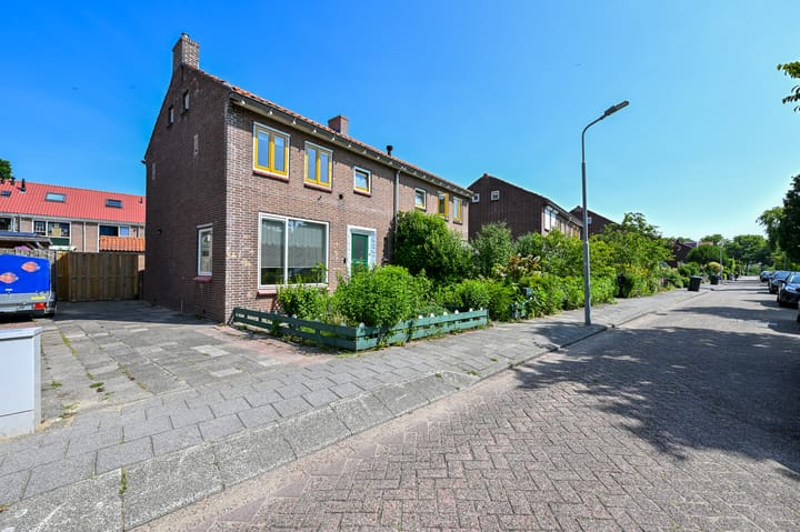 Burgemeester Ferfstraat 7 in Westzaan foto