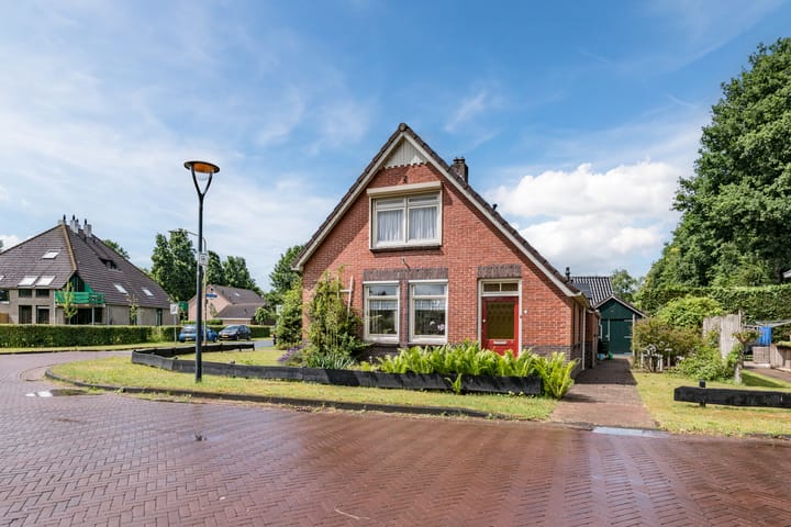 Burgemeester Gualthérie van Weezelplein 5 in Westerbork foto