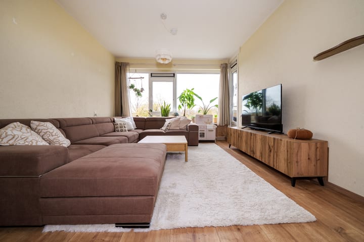 Photo of property Burgemeester Hazenberglaan 99, Rotterdam