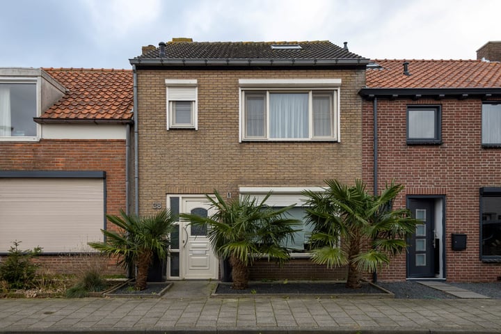 Burgemeester I. van Houtestraat 38 in Oostburg