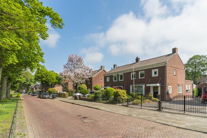 Burgemeester Sweensplein 21 in Rijen