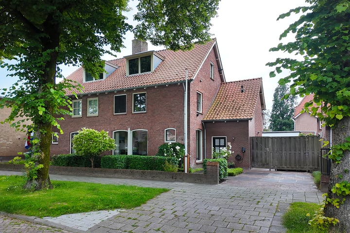 Burgemeester van Akenstr 5 in Zevenbergen