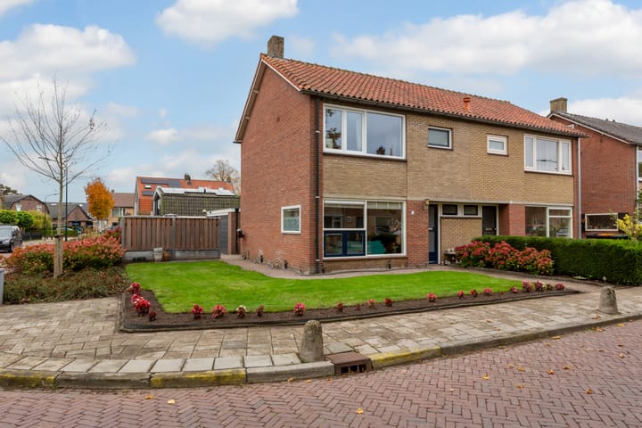 Burgemeester van Beeck Calkoenstraat 1 in Cothen