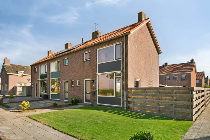 Burgemeester van der Veenweg 8 in Ossenzijl