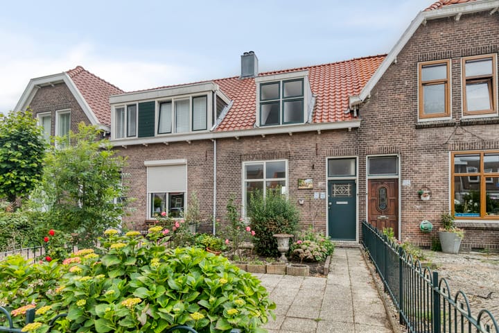 Burgemeester van Esstraat 127 in Pernis Rotterdam