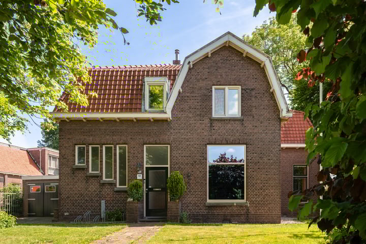 Burgemeester van Esstraat 58 in Pernis Rotterdam