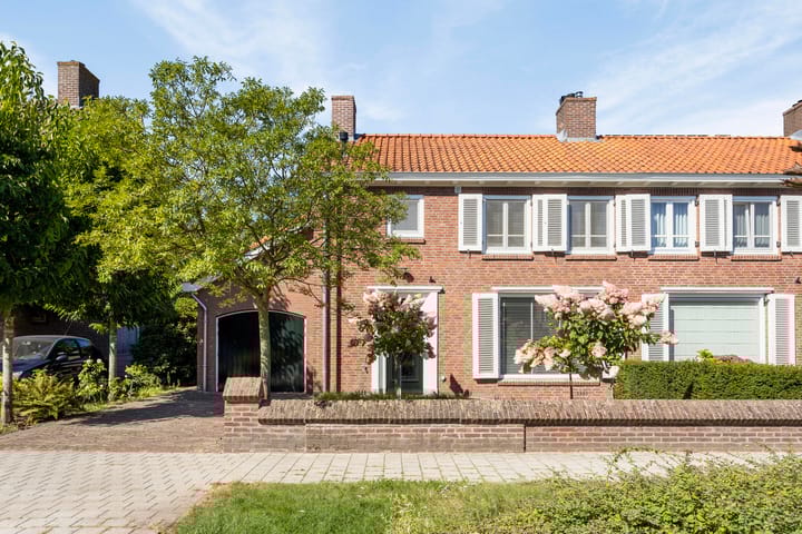 Burgemeester van Grotenhuisstraat 8 in Waalwijk Foto