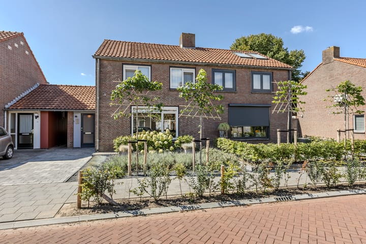 Burgemeester van Poppelstraat 107 in Gilze foto