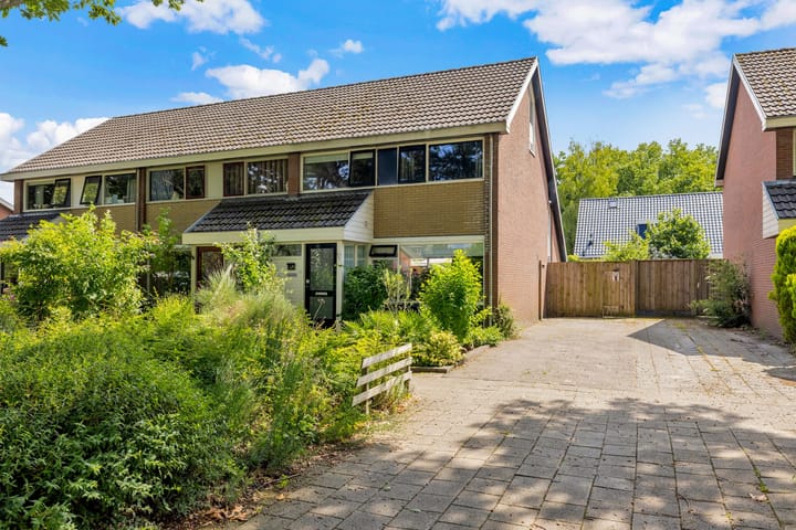 Burmanialân 28 in Bakkeveen