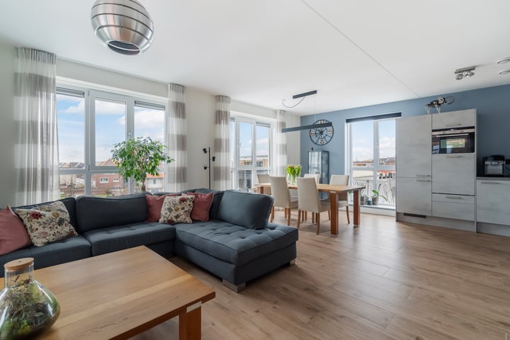 Photo of property Centrumoever 37, Roelofarendsveen