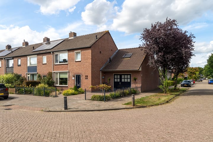 Chrysantenstraat 2 in Wijk en Aalburg