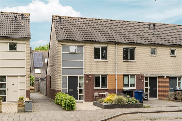 Clare Lennartstraat 34 in Almere