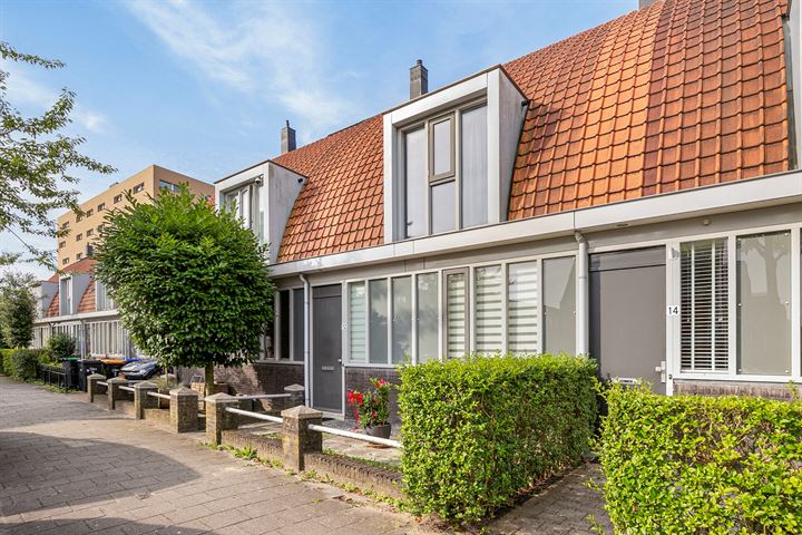 Photo of property Cor Spaanslaan 12, 's-Gravenhage