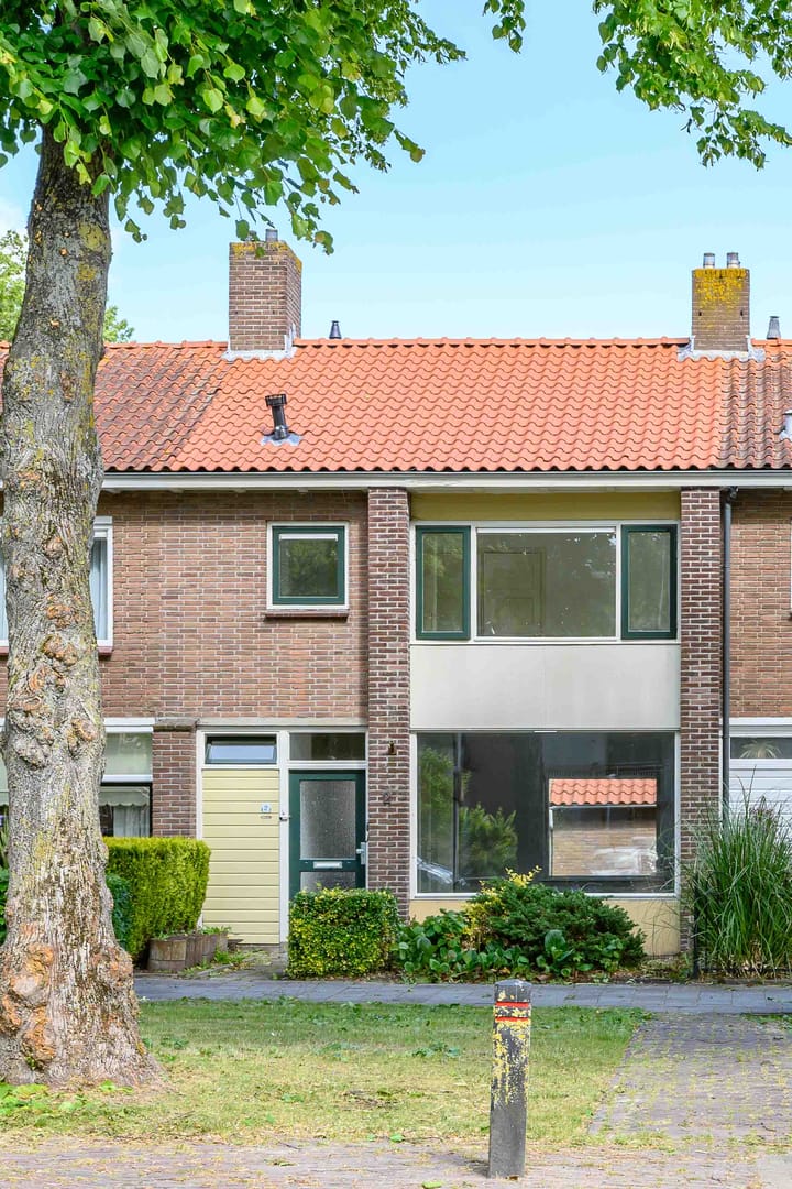 Cornelis Dirkszplein 2 in Emmeloord