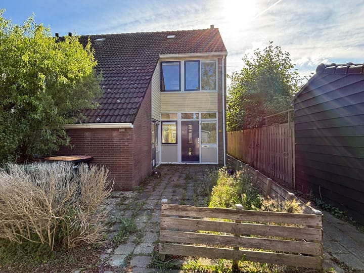 Dahlialaan 2 in Winkel