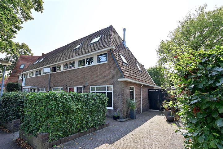 Dahliastraat 12 in Huizen