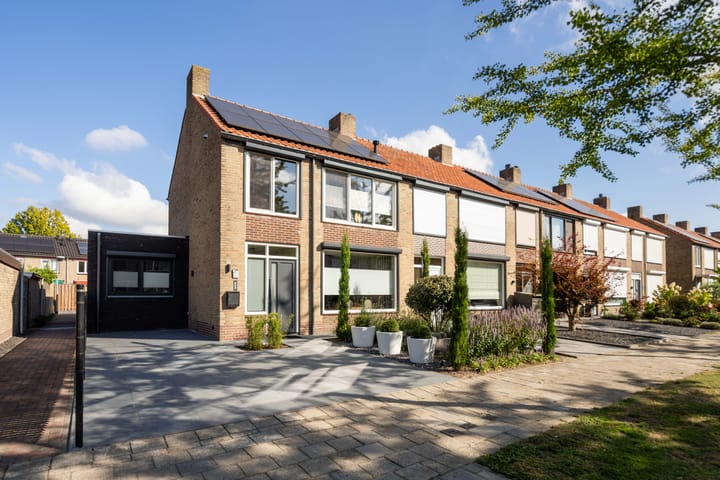 De Ruyterstraat 1 in Weert foto