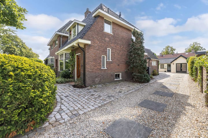 Photo of property De Ruyterstraat 49, Huizen
