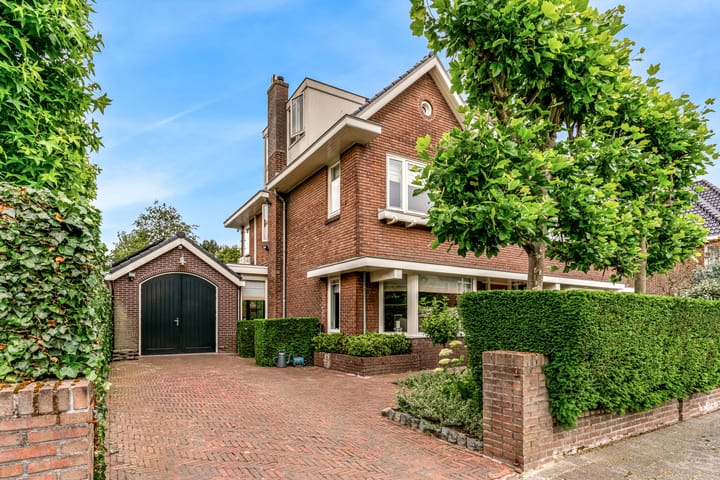 De Savornin Lohmanlaan 10 in Velsen-Zuid