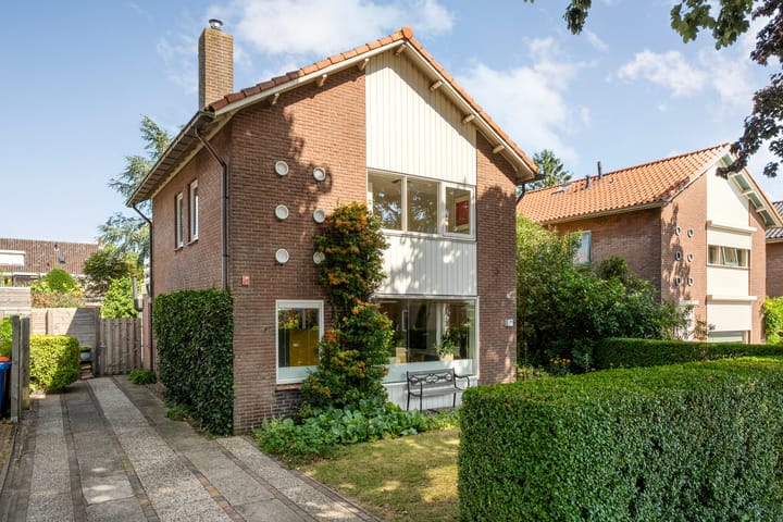 Photo of property De Savornin Lohmanlaan 36, Zwolle