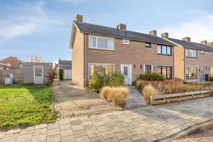 Photo of property Deken Tomaslaan 32, 's-Heerenhoek